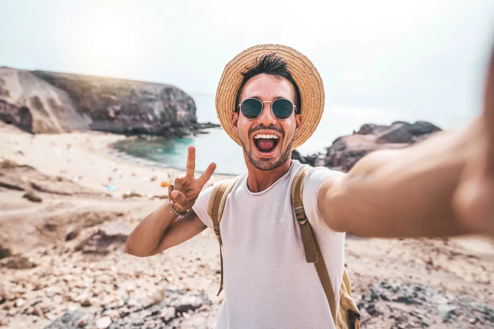 persona sonriendo con playa al fondo